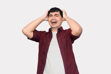 Genç Adam, Beyazların Arkaplanda Açık Ağızlı Stresli ve Tutucu Kafa, Hüsran Konsepti.