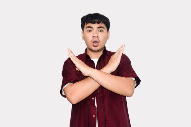 Kırmızı tişörtlü genç Asyalı bir adam 