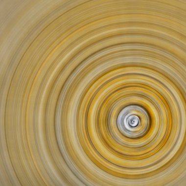 Sakin su dairesel havuzu renkli dalgalar