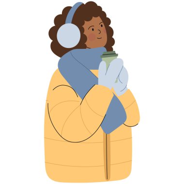 Kışlık giysili koyu tenli kadın elinde sıcak bir içecek tutuyor. Koyu tenli bir kadının, sıcak kışlık giysiler ve eldivenler giydiği, soğuk havada elinde bir fincan sıcak içecek tuttuğu bir resim.. 