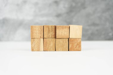 Beyaz Yüzeyde Tahta Küplerin Ayarlanması