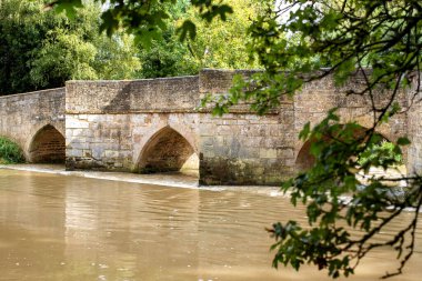 Geddington nehrinin üzerinde birden fazla kemerli taş köprü..