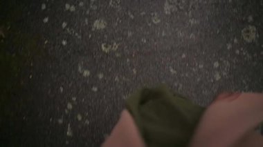 Yolda yürüyen, kahverengi deri ayakkabılar, yeşil etek ve kahverengi ceket giyen birini ön plana çıkaran ilk kişi. Pov atışı. Tam HD görüntüler