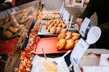 Farklı dolgularla taze pişmiş turtalar. Konsept sokak yemekleri. Satıcı. Yüksek kalite fotoğraf