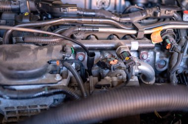 Üretici logosu olmayan aracın bakım sırasında motor bölümünün görüntüsü. Kaputun altına bak. Yüksek kalite fotoğraf