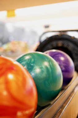 Kulüpte renkli bovling toplarıyla dikil. Kimse yok..