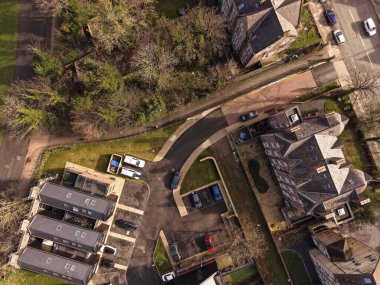 Birkenhead 'in konut blokları arasında giden banliyö yollarını gösteren İHA görüntüsü.