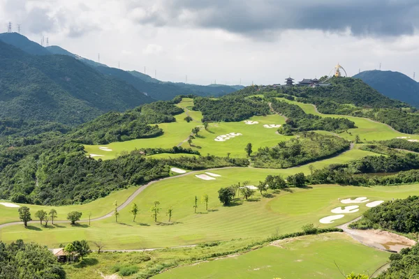 Groene golf veld op de heuvels — Stockfoto