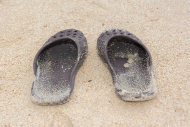 Sahilde kum ile ayakkabı