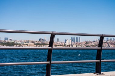 İstanbul, İstanbul, Türkiye 'den İstanbul' un Anadolu kıyısındaki Uskudar kentinden İstanbul 'a uzanan İstanbul Boğazı ve İstanbul Boğazı' nın güzel manzarası..