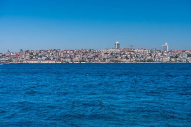 İstanbul, İstanbul, Türkiye, İstanbul, İstanbul, İstanbul, İstanbul, İstanbul, İstanbul, İstanbul, İstanbul 'un Anadolu kıyısında, Avrupa kıyısında birçok binanın bulunduğu İstanbul Boğazı' nın güzel manzarası. 