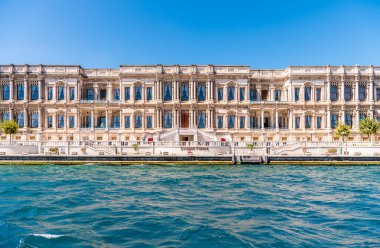 Ciragan sarayı kempinski İstanbul 'un eski Osmanlı sarayı Boğazı İstanbul, Türkiye' nin İstanbul Boğazı kıyısında 