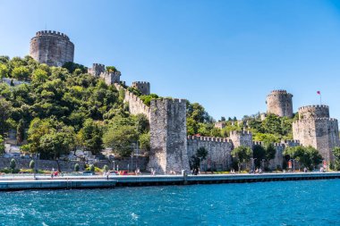 Türkiye 'nin İstanbul kentinde yer alan bir ortaçağ kalesi olan Rumelian Şatosu ve Roumeli Hissar Şatosu, Boğaz' ın Avrupa kıyılarında bir dizi tepe üzerinde yer alıyor..