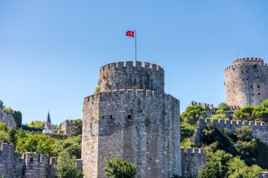 Türkiye 'nin İstanbul kentinde yer alan bir ortaçağ kalesi olan Rumelian Şatosu ve Roumeli Hissar Şatosu, Boğaz' ın Avrupa kıyılarında bir dizi tepe üzerinde yer alıyor..
