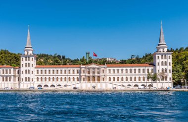 İstanbul, Türkiye 'de İstanbul Boğazı kıyılarında kuleli Askeri Lisesi binası ve Türkiye' nin bayrakları.