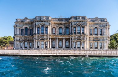 Beylerbeyi Sarayı, İstanbul 'un Uskudar ilçesine bağlı Beylerbeyi Mahallesi' nde yer alır. 1860 'larda inşa edilmiş bir Osmanlı yazlık evi. 