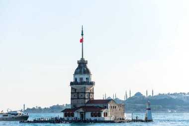 Ortaçağ Bizans döneminden beri Leander Kulesi olarak da bilinen Bakire Kulesi, Boğaz 'ın güney girişinde yer alan küçük bir adada bulunan bir kuledir.