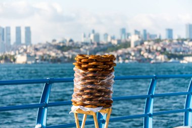İstanbul, Türkiye 'nin Asyalı kesimi Uskudar' ın rıhtımında bir yığın Türk Susamlı Çöreği.