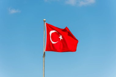 İstanbul, Türkiye 'de boğazda kırmızı ve beyaz ay dalgalanan Türk bayrağı