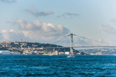 Boğazdan geçen Boğaz 'ın güzel manzarası, İstanbul, Türkiye' nin Uskudar kentinden İstanbul Boğazı 'nın Anadolu kıyısına bakıyor..