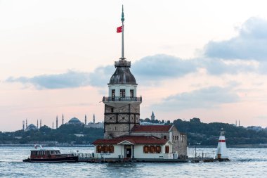 Günbatımının altındaki Bakire Kulesi, Ortaçağ Bizans döneminden beri Leander Kulesi olarak da bilinir, Boğaz 'ın güney girişinde yer alan küçük bir kuledir.