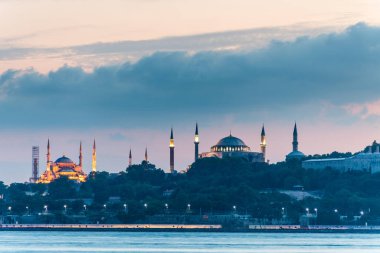 Sultan Ahmed Camii (mavi cami) ve Hagia Sophi ile Boğaz 'ın güzel gece manzarası