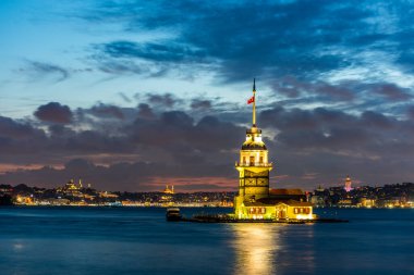 Ortaçağ Bizans döneminden beri Leander Kulesi olarak da bilinen Bakire Kulesi 'nin gece manzarası, Boğaz' ın güney girişinde yer alan küçük bir adada bulunan bir kuledir.
