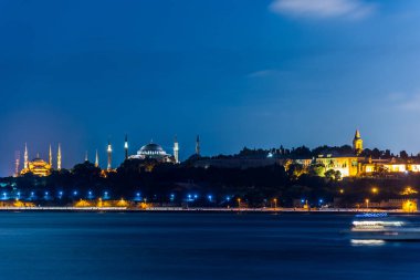 Sultan Ahmed Camii (mavi cami) ve Hagia Sophi ile Boğaz 'ın güzel gece manzarası