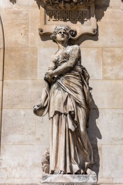 Paris 'teki Palais Garnier Operası' ndaki heykel, Fransa 'nın zengin Barok tarzı iç dekorasyonu ve Beaux-Arts dış mimarisi ile ünlüdür..