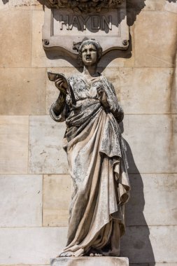 Paris 'teki Palais Garnier Operası' ndaki heykel, Fransa 'nın zengin Barok tarzı iç dekorasyonu ve Beaux-Arts dış mimarisi ile ünlüdür..