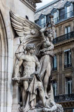 Paris 'teki Palais Garnier Operası' ndaki güzel heykel Fransa 'nın zengin Barok tarzı iç dekorasyonu ve Beaux-Arts dış mimarisi ile ünlüdür..