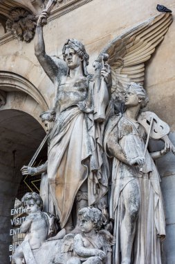 Paris 'teki Palais Garnier Operası' ndaki güzel heykel Fransa 'nın zengin Barok tarzı iç dekorasyonu ve Beaux-Arts dış mimarisi ile ünlüdür..