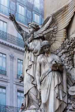 Paris 'teki Palais Garnier Operası' ndaki güzel heykel Fransa 'nın zengin Barok tarzı iç dekorasyonu ve Beaux-Arts dış mimarisi ile ünlüdür..