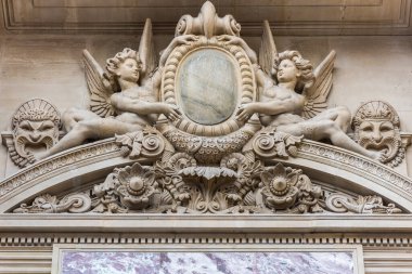 Paris 'teki Palais Garnier Operası' ndaki güzel heykel Fransa 'nın zengin Barok tarzı iç dekorasyonu ve Beaux-Arts dış mimarisi ile ünlüdür..
