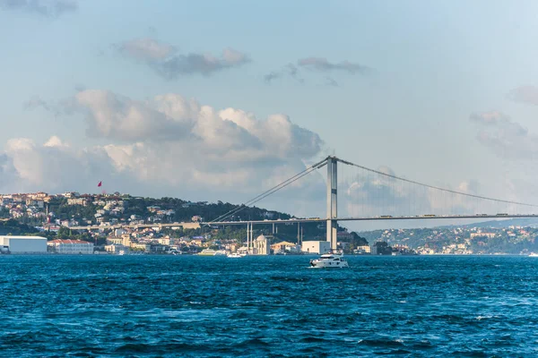 Bela Vista Ponte Bósforo Atravessar Estreito Vista Uskudar Istambul Turquia — Fotografia de Stock