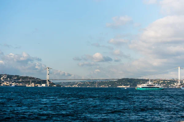 Bela Vista Ponte Bósforo Atravessar Estreito Vista Uskudar Istambul Turquia — Fotografia de Stock