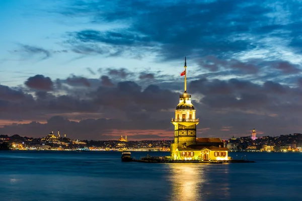 Ortaçağ Bizans döneminden beri Leander Kulesi olarak da bilinen Bakire Kulesi 'nin gece manzarası, Boğaz' ın güney girişinde yer alan küçük bir adada bulunan bir kuledir.