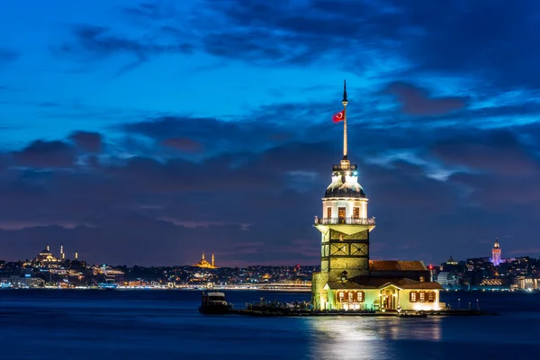 Ortaçağ Bizans döneminden beri Leander Kulesi olarak da bilinen Bakire Kulesi 'nin gece manzarası, Boğaz' ın güney girişinde yer alan küçük bir adada bulunan bir kuledir.