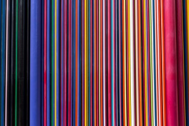 Paris, Fransa 'daki La Defans bölgesindeki sanatsal renkli sütunların ayrıntıları ve dokusu