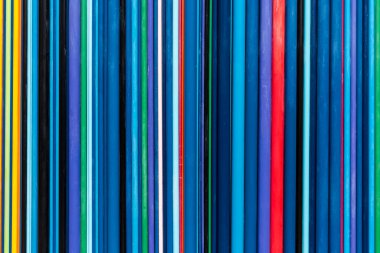 Paris, Fransa 'daki La Defans bölgesindeki sanatsal renkli sütunların ayrıntıları ve dokusu