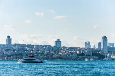Avrupa ile Asya arasındaki kıta sınırının bir parçası olan İstanbul Boğazı 'nı geçen bir yolcu gemisi, 
