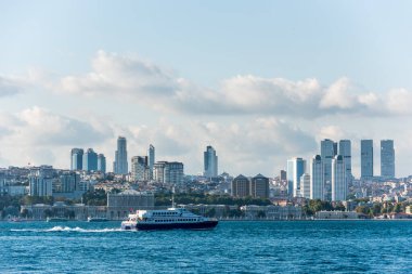 Avrupa ile Asya arasındaki kıta sınırının bir parçası olan İstanbul Boğazı 'nı geçen bir yolcu gemisi, 