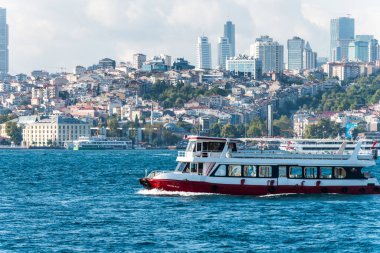 Avrupa ile Asya arasındaki kıta sınırının bir parçası olan İstanbul Boğazı 'nı geçen bir yolcu gemisi, 