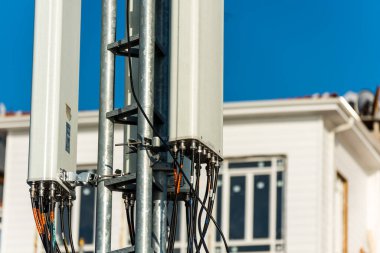 Huawei 'nin İstanbul' da yaptığı 4G ve 5G hücresel telekomünikasyon kulesi. Kablosuz İletişim Anten Vericisi. 