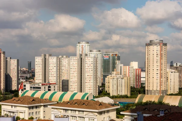 İstanbul 'un Atasehir' deki Asya tarafında yer alan modern ufuk çizgileri, İstanbul, Türkiye 'nin Asya yakasında yer almaktadır..