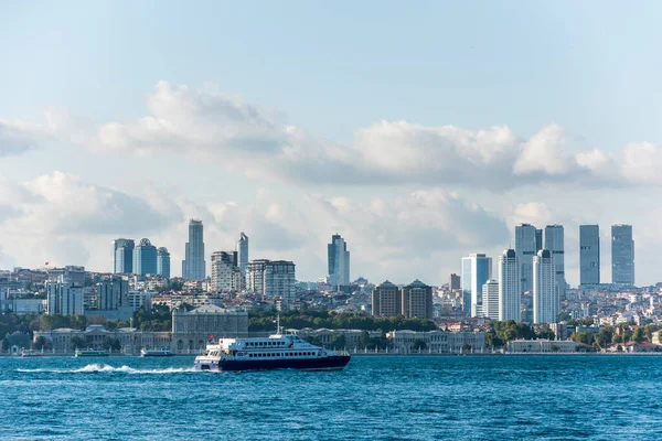 Plavební Loď Překračující Úžinu Bosporu Istanbulu Turecku Část Kontinentální Hranice — Stock fotografie