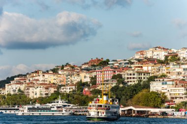 İstanbul, İstanbul, Türkiye 'deki Uskudar' da, İstanbul Boğazı 'nın Anadolu kıyısında gün batımında güzel binalar.