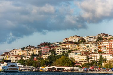 İstanbul, İstanbul, Türkiye 'deki Uskudar' da, İstanbul Boğazı 'nın Anadolu kıyısında gün batımında güzel binalar.