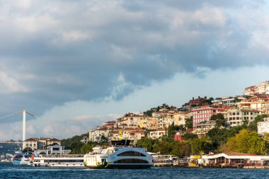 İstanbul, İstanbul, Türkiye 'deki Uskudar' da, İstanbul Boğazı 'nın Anadolu kıyısında gün batımında güzel binalar.