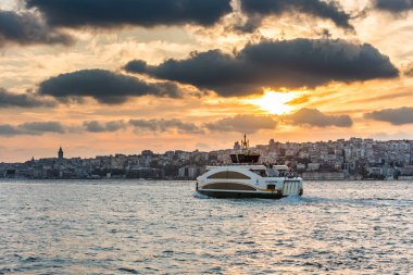 Avrupa ile Asya arasındaki kıta sınırının bir parçası olan İstanbul Boğazı 'nı geçen bir yolcu gemisi, 